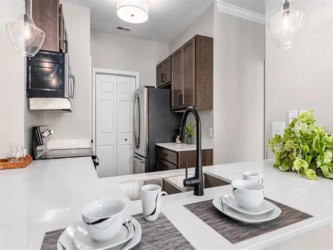 Building Photo - Elevate on Main