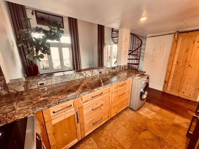 Building Photo - Renovated Uptown District Top Floor Condo in the Hillcrest