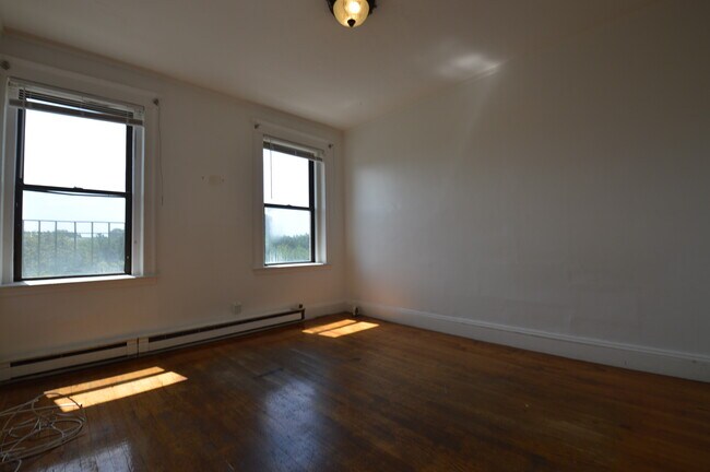 Building Photo - 81 Park Dr