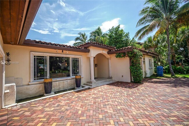 Building Photo - 2601 Barcelona Dr