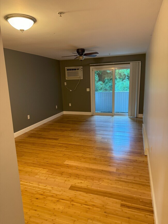 Foto del edificio - 92 Eastern Ave