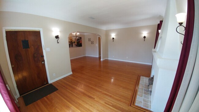 Foto del edificio - Gorgeous and Spacious 3-Bedroom 2-Bath home with Built-In BBQ, Garage, Hardwood Floors & Yard! MO...
