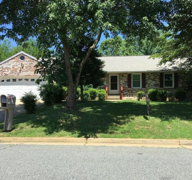 Foto del edificio - Charming 3-Bedroom Home with 2 Full Baths ...