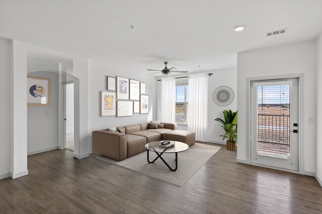 Amplios salones diseñados para ofrecer comodidad y estilo. - Lofts at Highlands