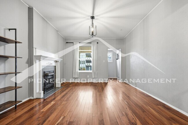 Foto del edificio - Charming Townhouse with Central AC and Great Location!