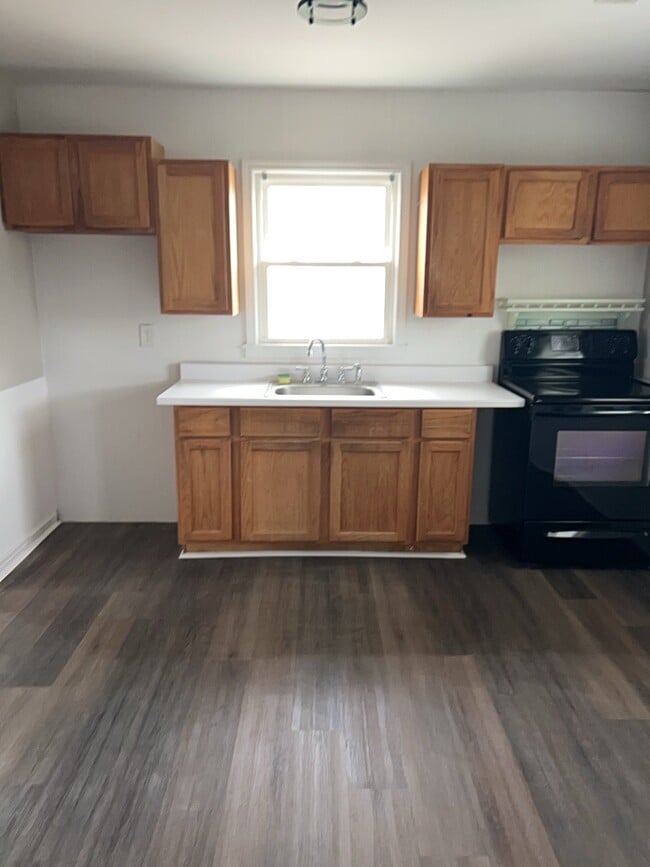 Building Photo - 300 E Parkview Dr