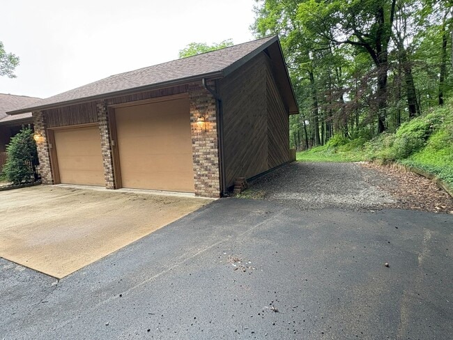 Building Photo - Single Family Home on 9.84 Acres
