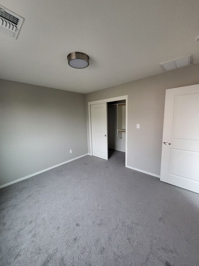 Building Photo - New Townhouse NE Heights 2/bedroom 1.5/bat...