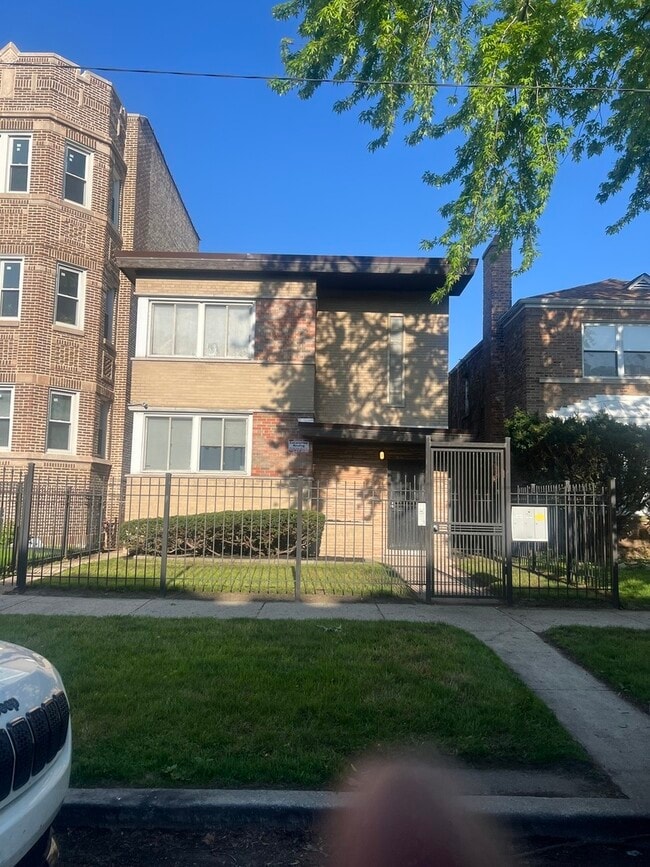 Building Photo - 8235 S Vernon Ave