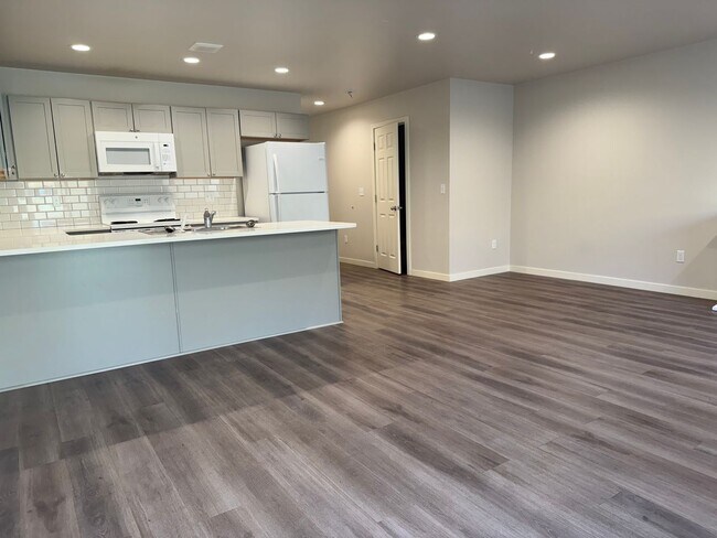 Building Photo - 5300 Smitten St