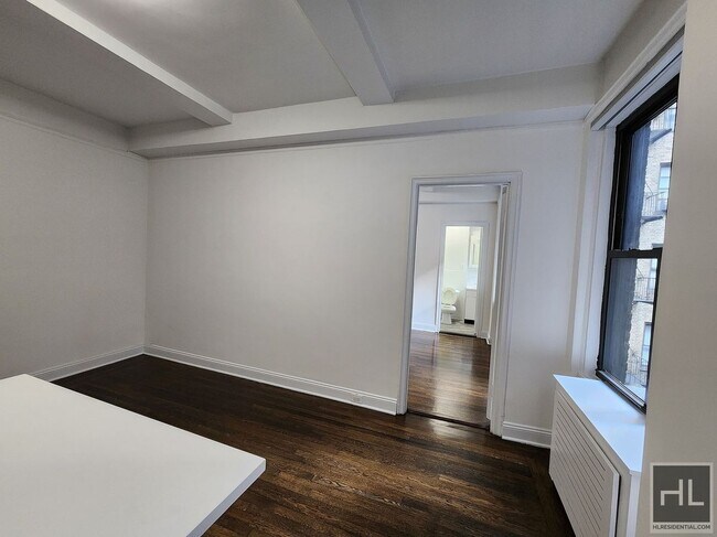 Foto del edificio - East 46th Street | Elegant Pre-War 1-Bedro...