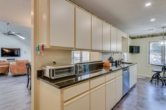 Foto del edificio - 3247 Summerchase Cir