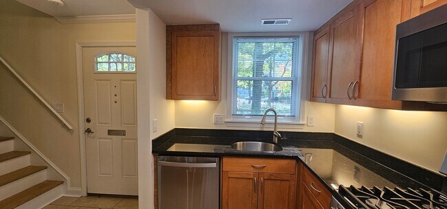 Foto del edificio - Spacious 2-bedroom townhouse on beautifully landscaped grounds.