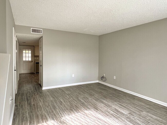 Foto del edificio - Two-Bedroom End Unit Townhome