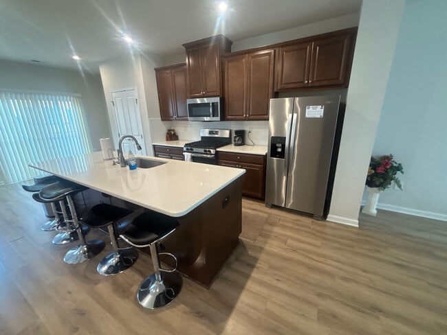 Building Photo - Room in Townhome on Poplar Leaf Way