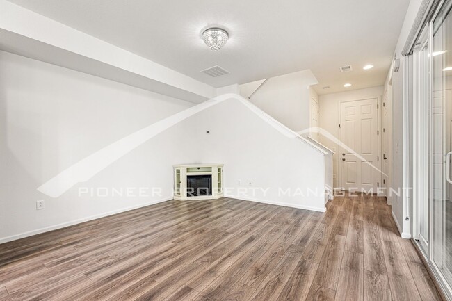 Building Photo - Beautiful Home with 2 Car Garage and Centr...