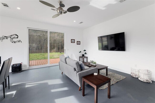 Foto del edificio - 7001 Ranch Rd 2222