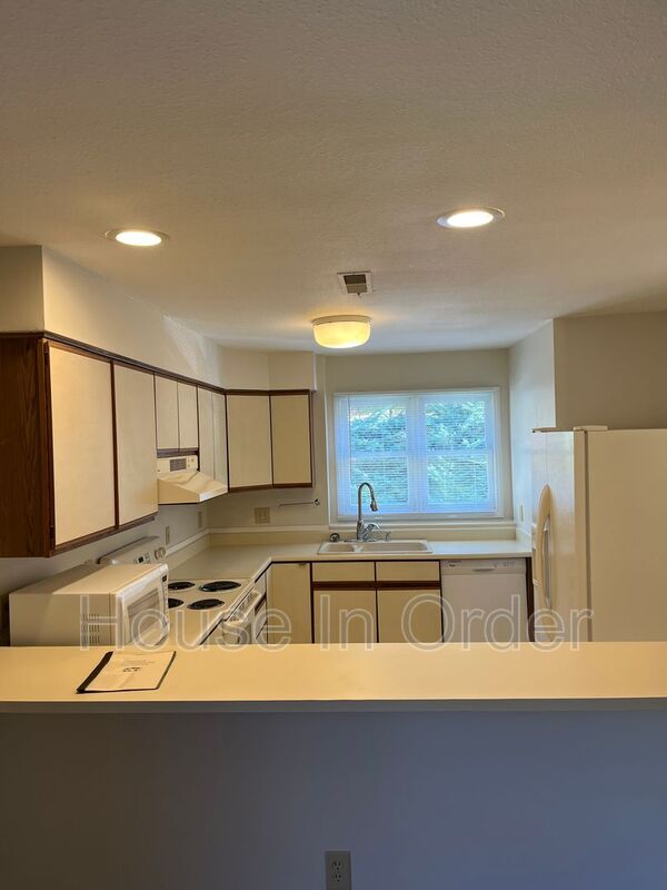 Building Photo - 4 Timberlake Dr