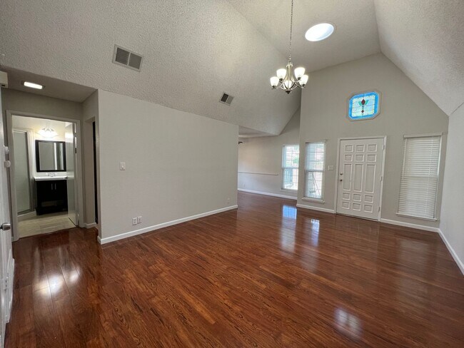 Foto del edificio - 2 bedroom/2 bath townhome in the heart of ...