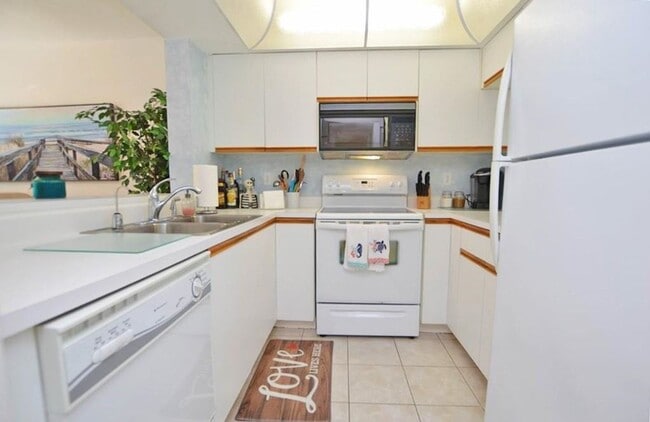 Building Photo - **** THIS CUTE 2/2 GROUND FLOOR CONDO IN P...