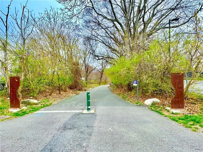 Building Photo - 30 Silva St