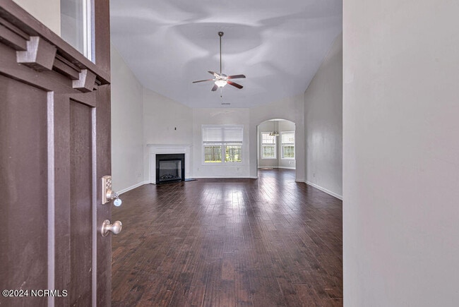 Building Photo - 402 Derrick Dr
