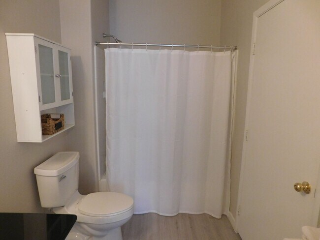 Building Photo - GORGEOUS FULLY FURNISHED 2 BEDROOM UNIT*GA...