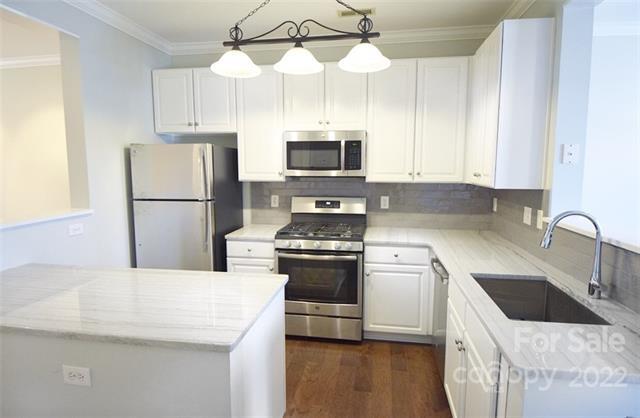 Photo - 558 E 9th St Townhome