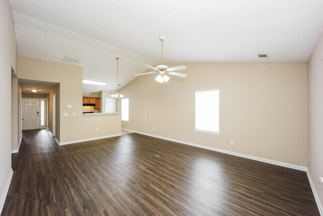 Building Photo - 2167 Red Oak Cir