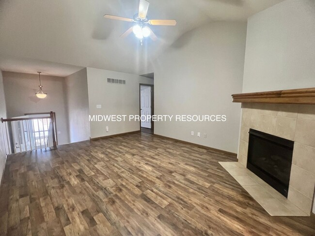 Foto del edificio - Spacious 3 Bedroom, 2 Bath Townhome availa...