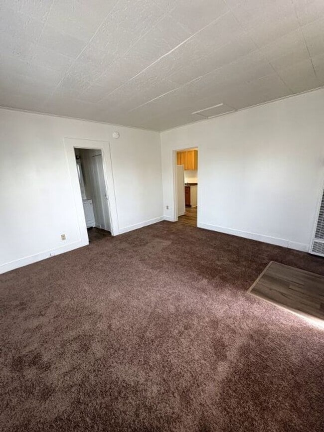 Building Photo - Studio Located Downtown Ventura, Close to the Beach!