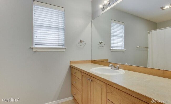 Building Photo - 3 br, 2.5 bath House - 18012 107th St E