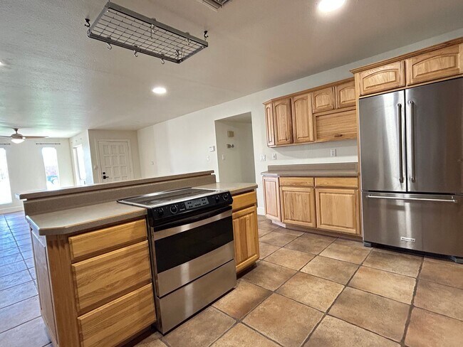 Foto del edificio - Stunning Remodel, 2 Bed 2 Bath Home with Pool Service!