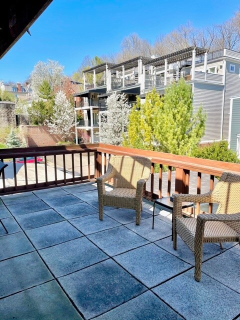 300sf deck! - 1026 Paradrome St
