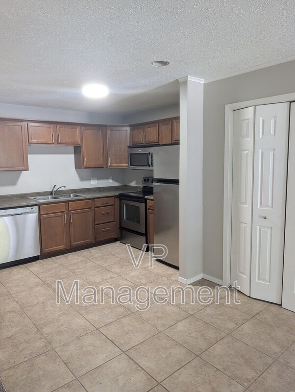 Foto del edificio - 2218 Emerald Dr