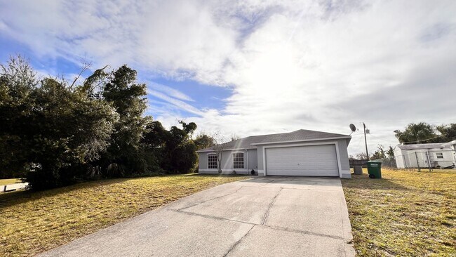 Building Photo - BEAUTIFUL 3/2 in Deltona