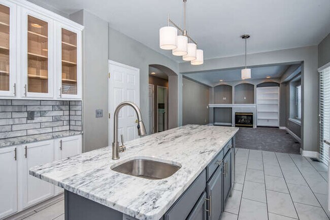 Foto del edificio - 1321 S Lansing Ct