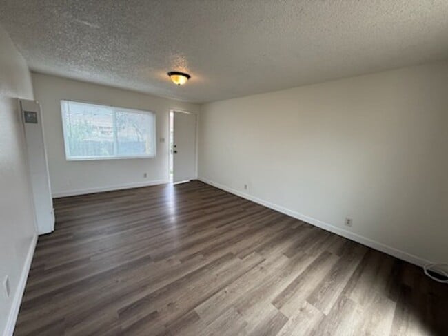 Building Photo - Alley Access 2 Bedroom with Bonus Room