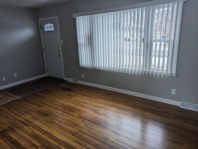 Building Photo - 2 bedroom, 1  1/2 bath house