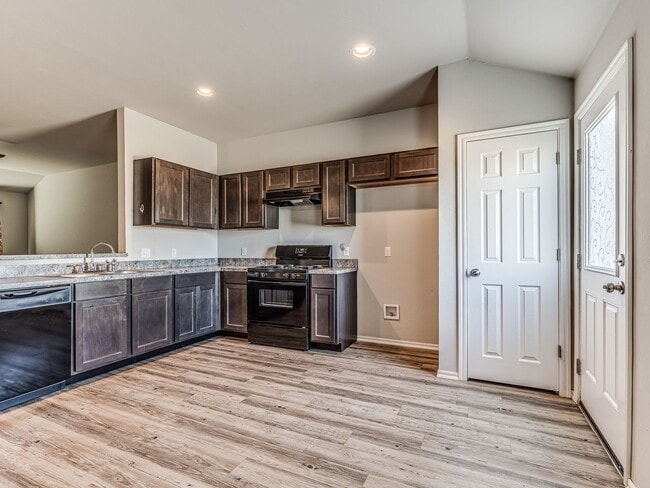 Building Photo - Cute home in Mustang schools + 3 bedrooms + 2 bathrooms