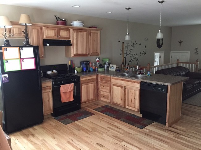 Building Photo - Beautiful 4 Bdrm/3 Bath home - Lake Geneva