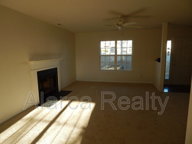 Building Photo - 1546 Kindred Cir NW