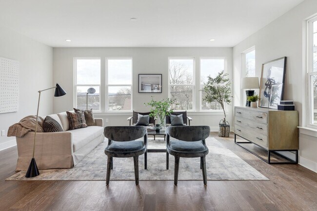 Foto del edificio - Beautiful Charlotte Park Townhome With Two...