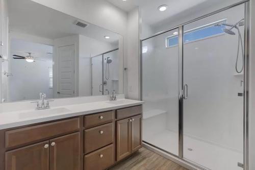Building Photo - Pleasant 5-Bedroom Home with Fireplace in ...