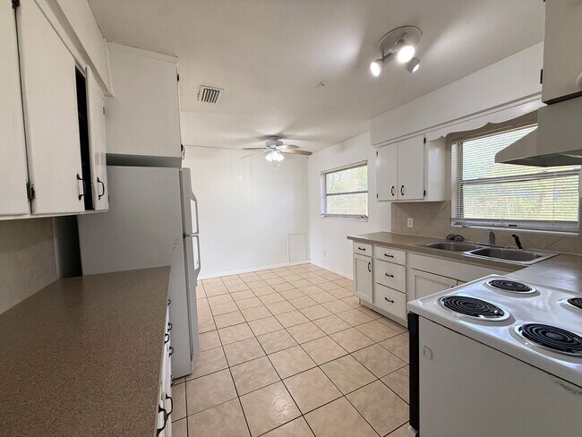 Building Photo - *MOVE-IN SPECIAL: HALF OFF FIRST FULL MONTH OF RENT* Sweet 3/1 Ranch Style Home in Arlington