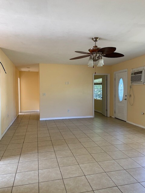 Building Photo - 1/1 in DeLand, close to shopping!