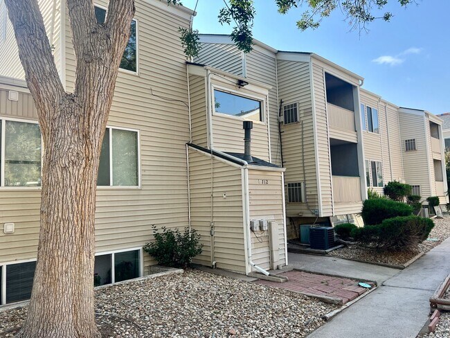 Foto del edificio - 1 Bed, 1 Bath Top Floor Condo Available in High Hollows!