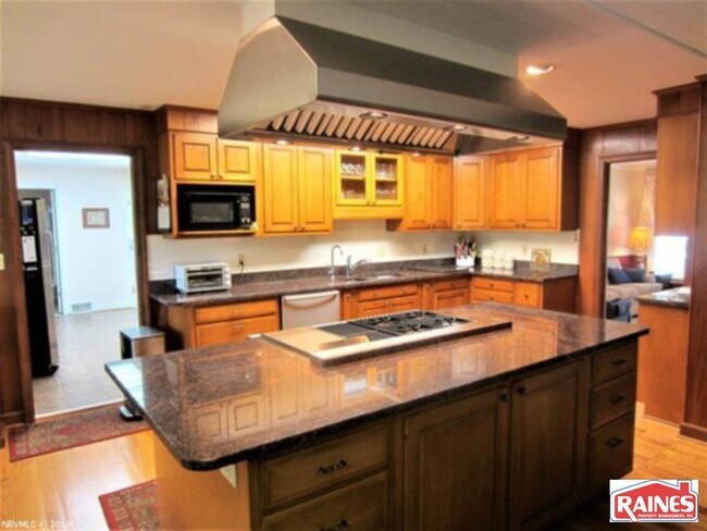 Building Photo - 700 Church St SE