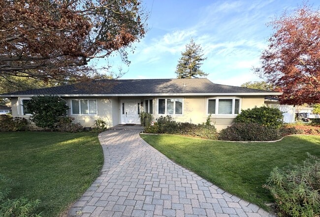 Building Photo - Spacious ranch style home available now