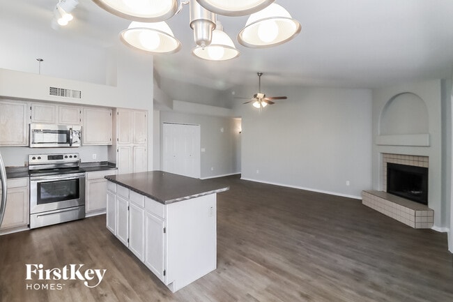 Building Photo - 1214 E Grovers Ave